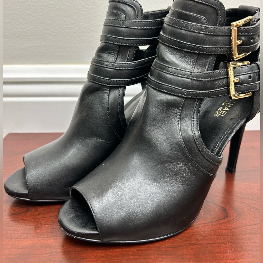 (Black) Michael Kors open toed stiletto Lawson style heel sandals. Size 6.5